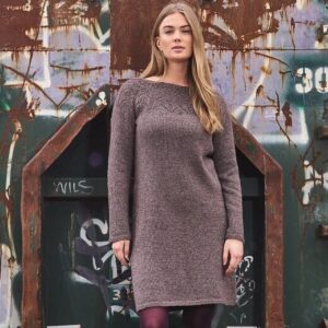 Mönster: Klänning med runt hålmönsterstickat ok, 899322 Permin